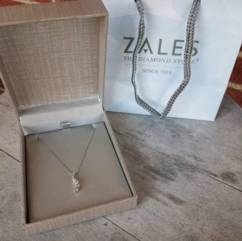Zales 1/2 ct round cut Journey diamond necklace